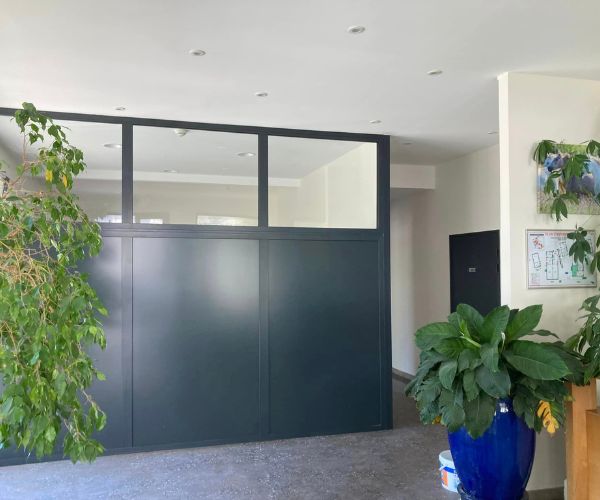 Création d’un nouvel espace de travail grâce à une cloison aluminium installée à Béziers
