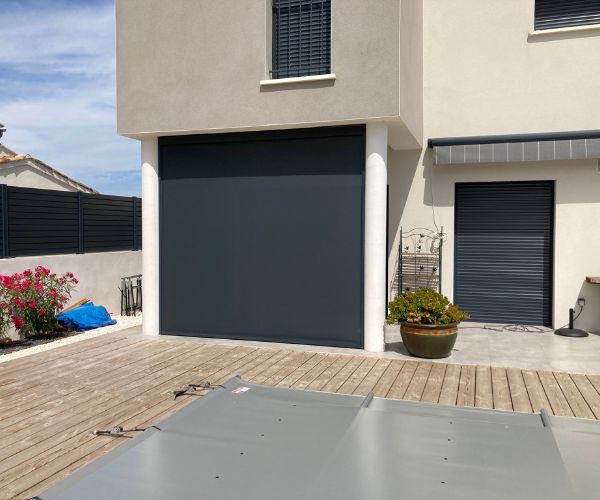 Brise-soleil vertical motorisé Somfy installé à Vendres, en position fermée