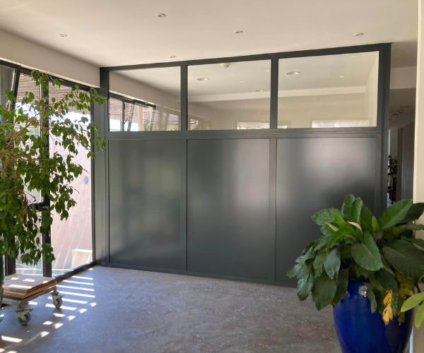 Cloison aluminium avec partie vitrée installée pour séparation de pièce à Béziers