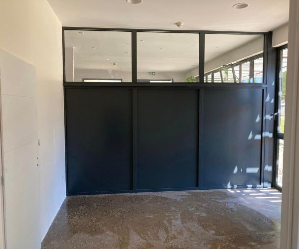 Cloison aluminium ajourée installée pour créer un bureau administratif à Béziers