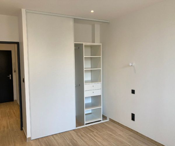 Placard sur mesure installé dans un appartement rénové à Béziers