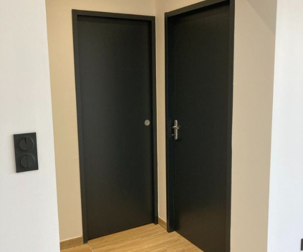 Pose de portes intérieures modernes dans un appartement rénové à Béziers