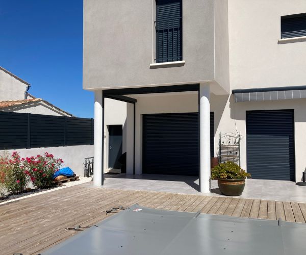 Pose d’un store vertical brise-soleil motorisé Somfy à Vendres par D.A.M Habitat