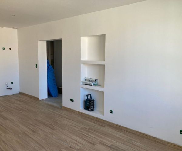 Création de niches intégrées dans une cloison rénovée à Béziers