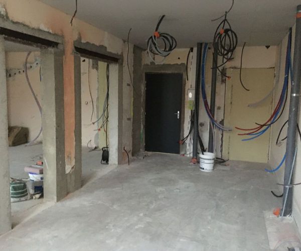 Pièce principale entièrement rénovée avec sols carrelés et murs neufs à Béziers