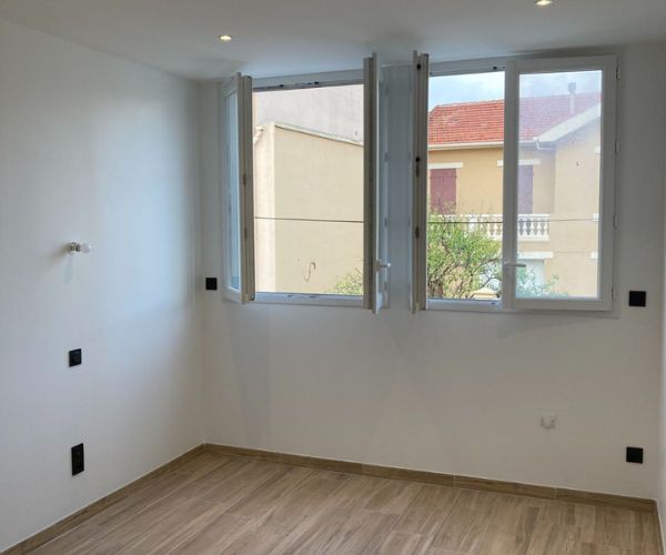 Pose de nouvelles fenêtres PVC dans un appartement rénové à Béziers