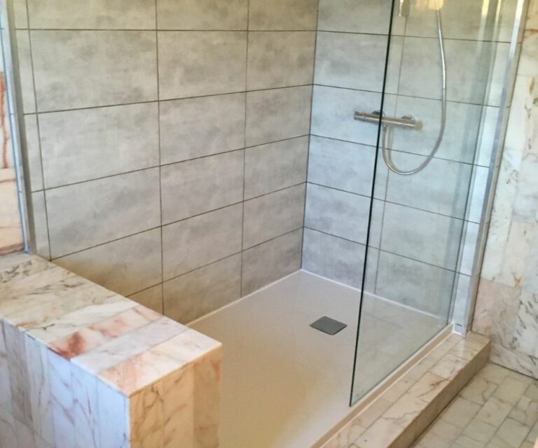 Douche rénovée à Sauvian avec receveur extra plat et faïence moderne installés par D.A.M Habitat