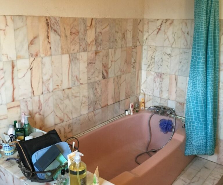 Ancienne baignoire avant rénovation dans une salle de bain à Sauvian