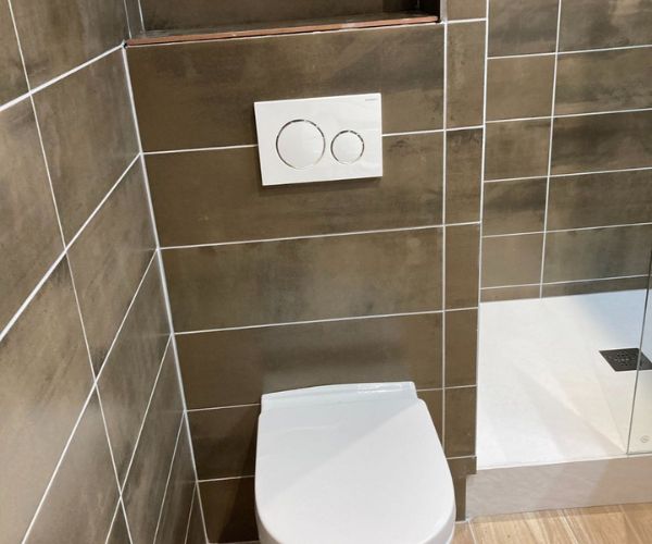 WC suspendus installés dans une salle de bain rénovée à Béziers